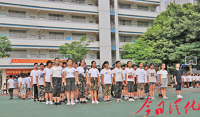 我区开展“国防教育暨征兵宣传进百校”活动